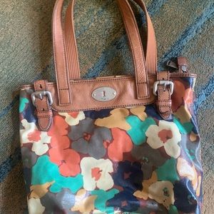 Super cute vinyl coated Fossil brand tote bag. Perfect for fall!